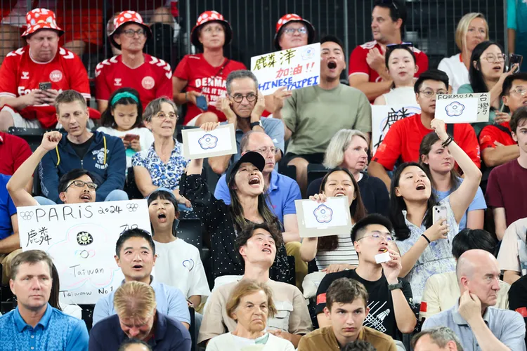 台灣球迷自製應援小物替「麟洋配」加油。中央社