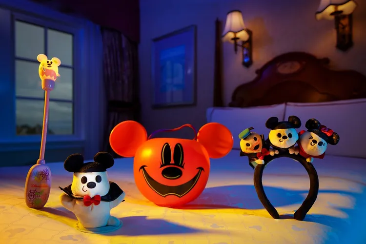 延續詭趣體驗，賓客可加購萬聖節主題的米奇與好友萬聖房間驚喜。業者提供