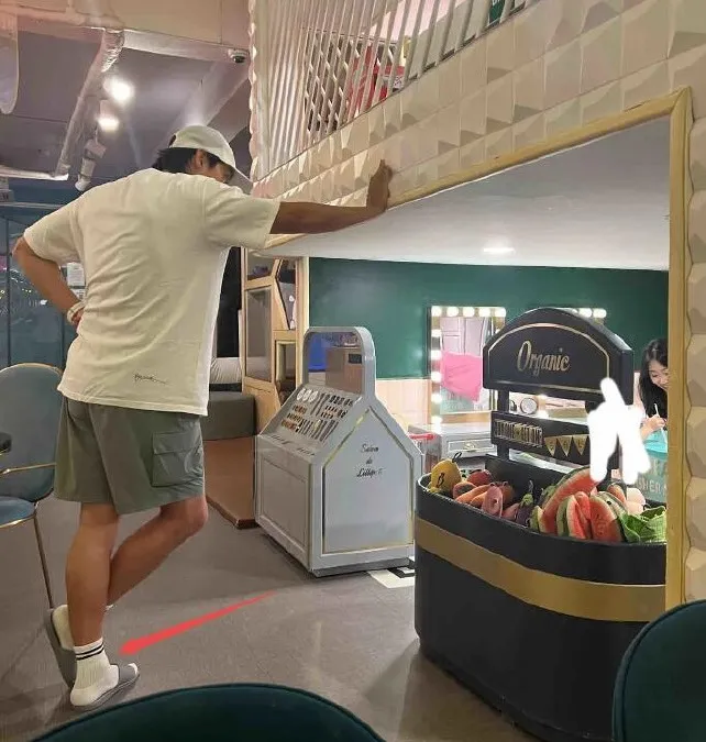 玄彬看著兒子（白色馬賽克處）與小姐姐互動。翻攝文娛小青年微博