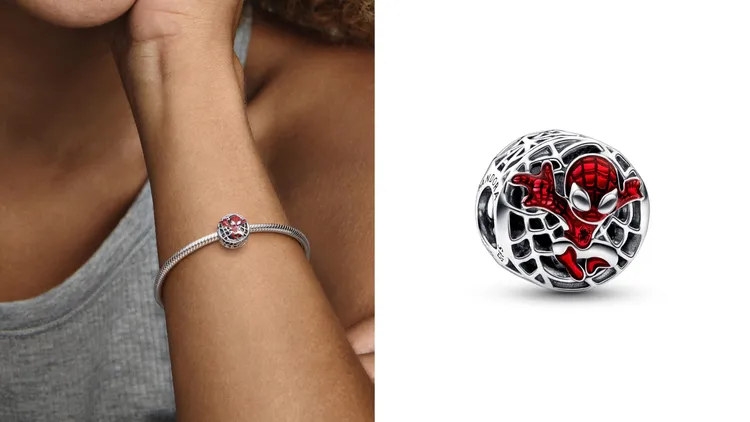 PANDORA Marvel《蜘蛛人》鬧市穿梭串飾，2080元。品牌提供