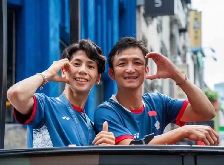 林郁婷（左）右手佩戴PANDORA Marvel系列串飾。翻攝林郁婷IG