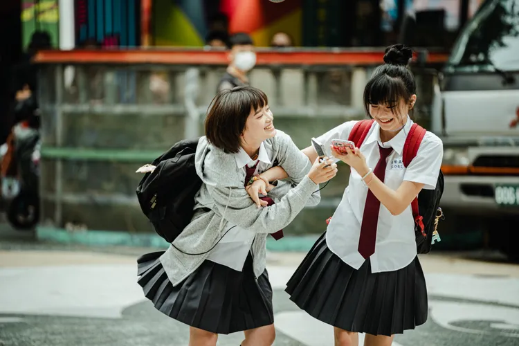 邵奕玫（右）、林詩雅在路邊打鬧。CATCHPLAY+提供