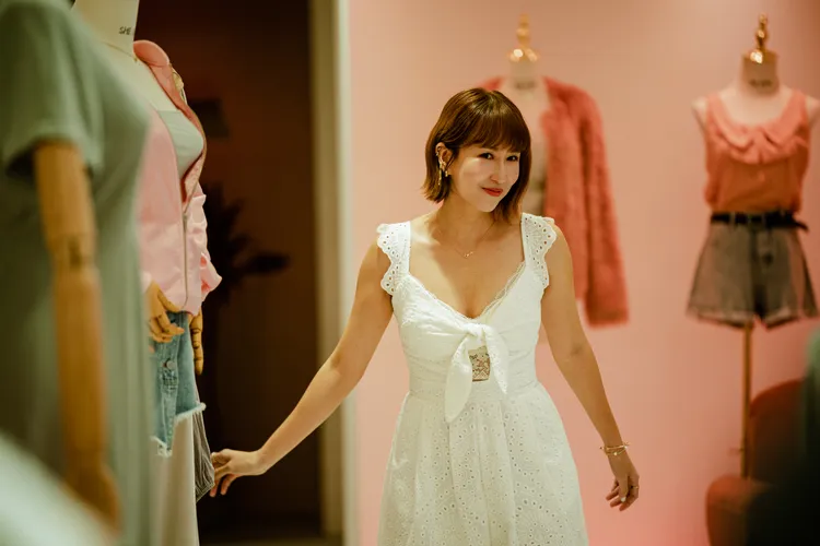 潘嘉麗飾演服飾店老闆。CATCHPLAY+提供