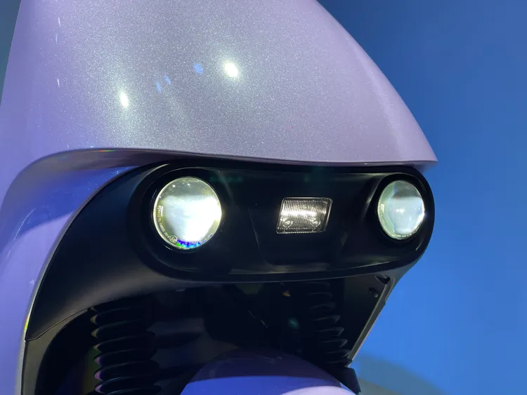 車頭採用雙魚眼LED頭燈組。林浩昇攝