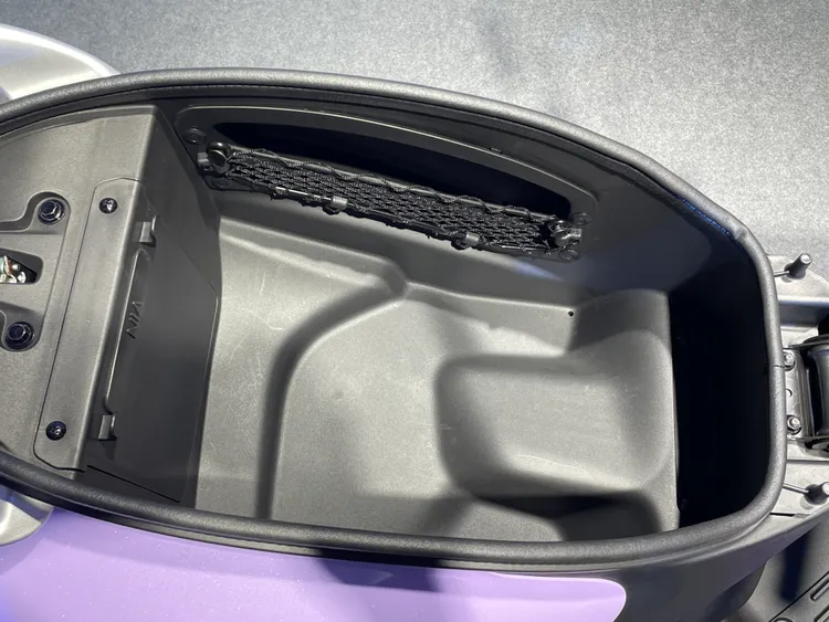 26.4公升的置物箱內並附有獨家乾濕分離私房百寶袋。林浩昇攝