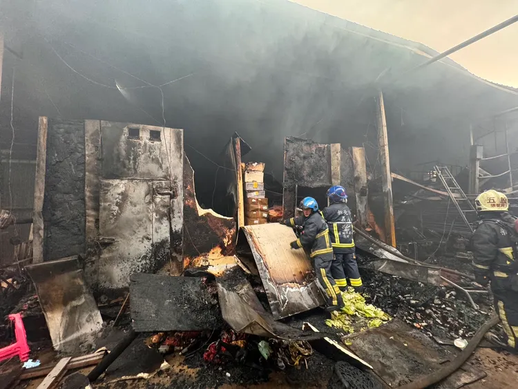 火勢延燒6間廠房。消防局提供