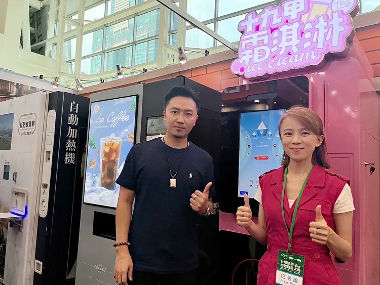 十九甲雞排首創乳清蛋白霜淇淋機，本次加盟展首次亮相，現場人潮絡繹不絕。