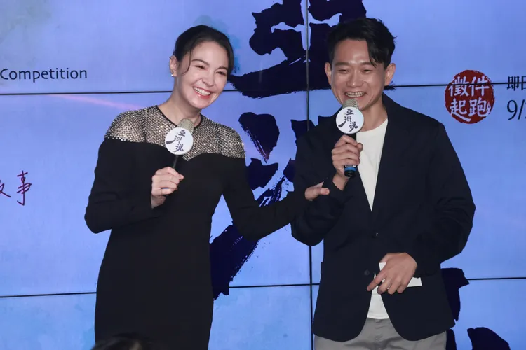 陳家逵（右）擔任主持人，和張榕容同台。彭欣偉攝