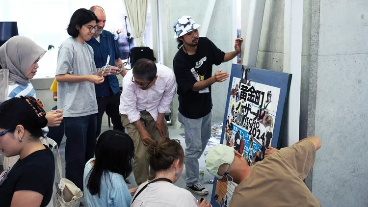 吳柏葳駐村期間與在地居民互動。新竹市府提供