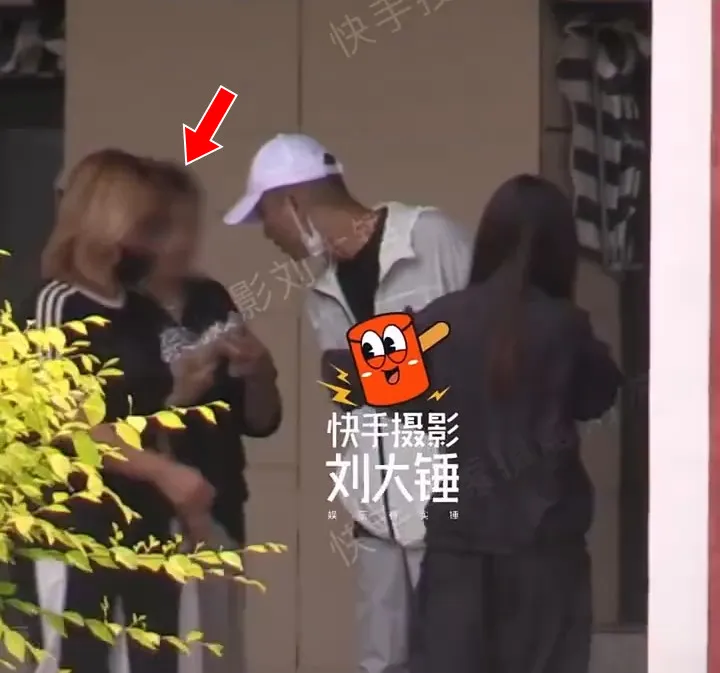 陳曉拍戲空檔與媽媽（箭頭處）話家常。翻攝攝影師劉大錘微博