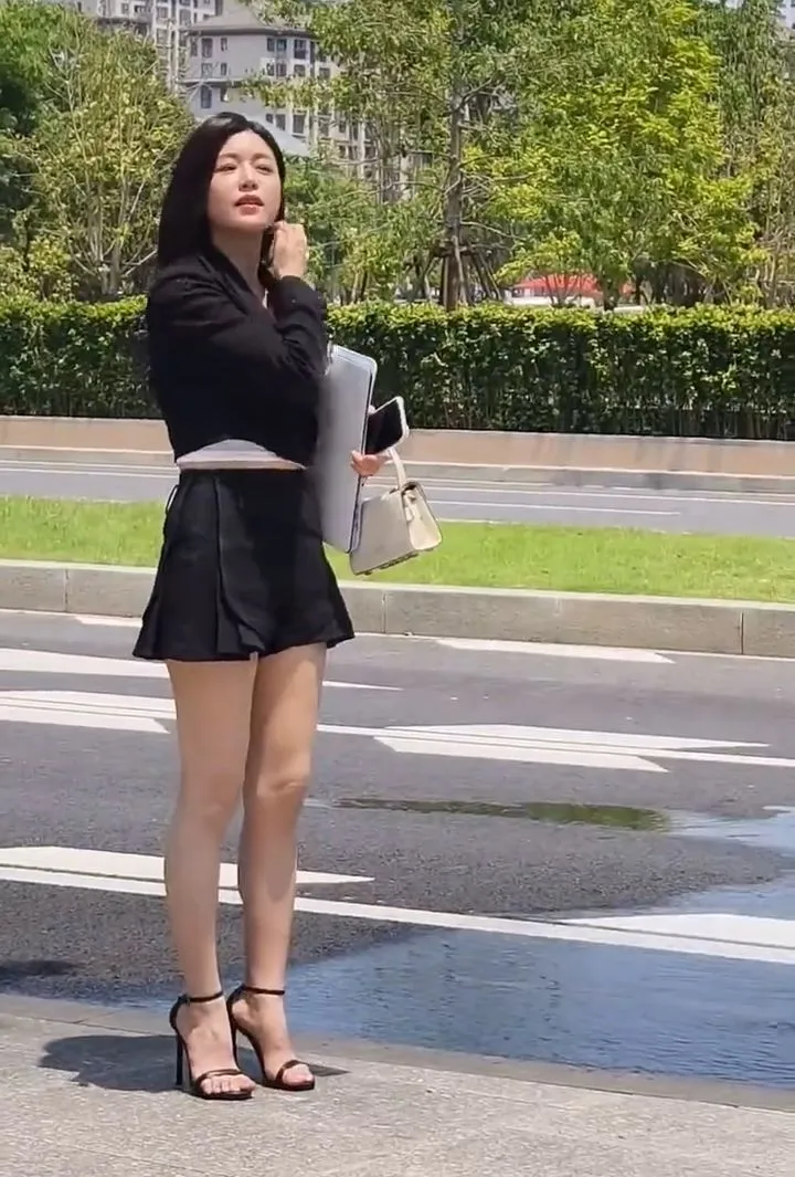 陳妍希被捕獲以幹練又性感的裝扮在路邊拍戲。翻攝已埋名微博