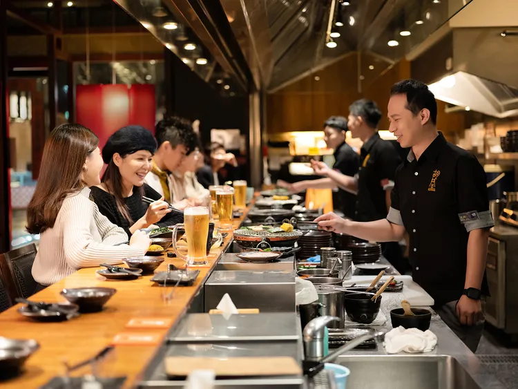 專業陪烤員憑藉細膩觀察力，依顧客的口味偏好現場調味，在炭火炙烤下展現豐富層次。業者提供