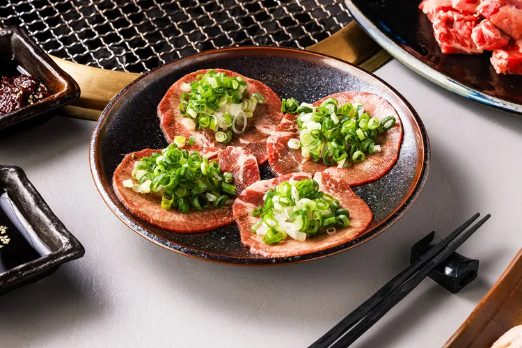 胡同燒肉十大明星菜色，匯聚國內外頂級食材，道道蘊藏對食材至高敬意與非凡技藝的追求。第一名澳洲和牛牛舌。業者提供