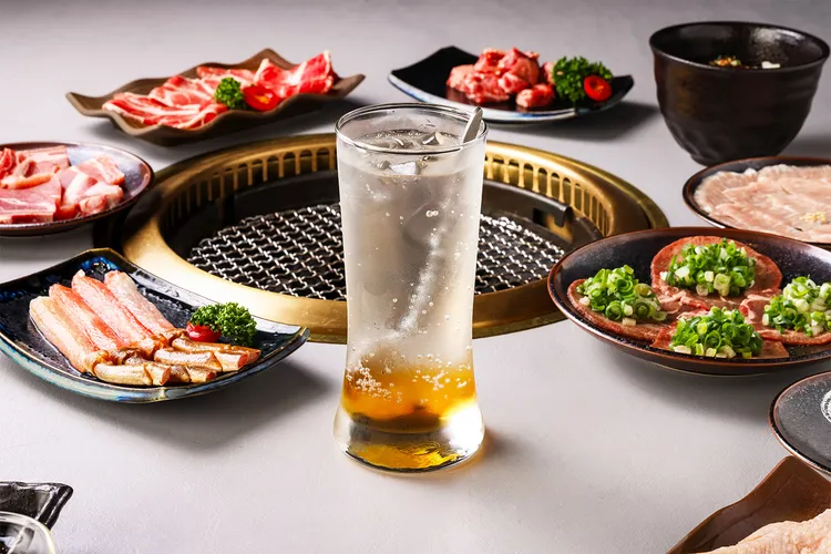 無酒精「香啤柚子氣泡飲」，將啤酒花的芳香與柚子的清新完美結合，清爽的口感與細膩的氣泡相輔相成，成為燒肉饗宴的最佳搭配。業者提供