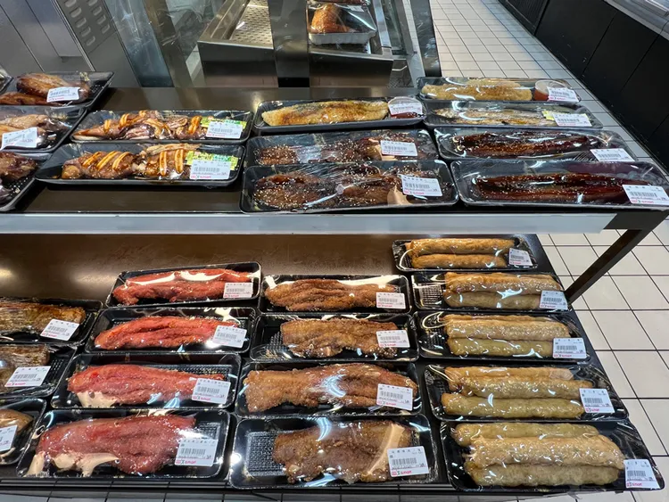 賣場熟食神助攻，拜拜三牲600元有找，免下廚輕鬆準備供桌上食物。業者提供