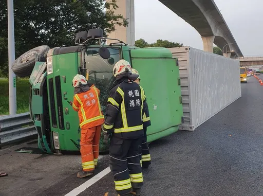 國1死亡車禍!北上機場路段聯結車擦撞護欄翻覆 駕駛脫困送醫不治