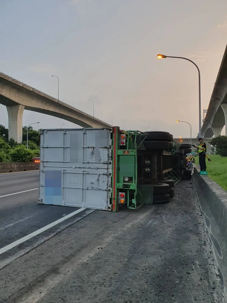 聯結車翻覆。國道警方提供
