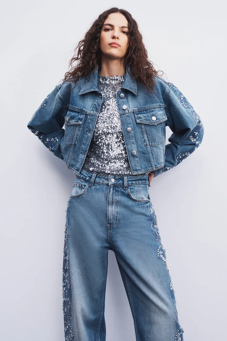 maje將精緻珠片與牛仔服飾結合。品牌提供