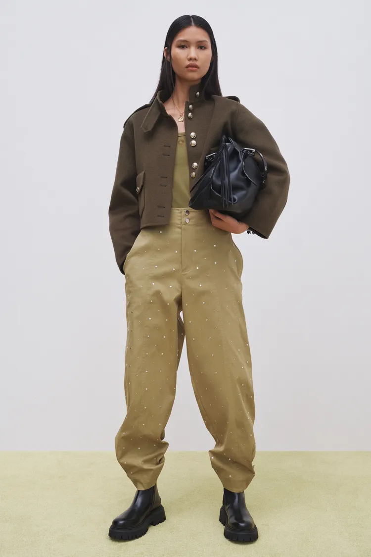 maje將閃亮水晶點綴在工裝褲之上。品牌提供