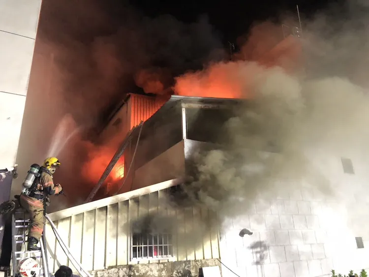 警消到場時火勢已經全面燃燒。民眾提供