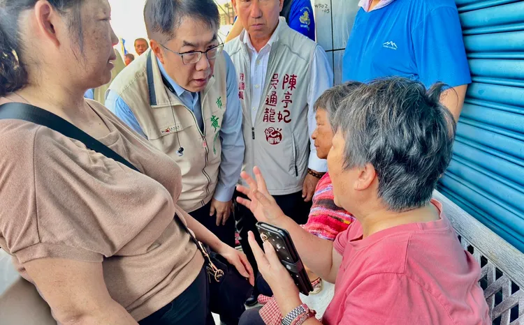 臺南六甲農機行火災造成5死，市長黃偉哲到場關心罹難家屬。市府提供