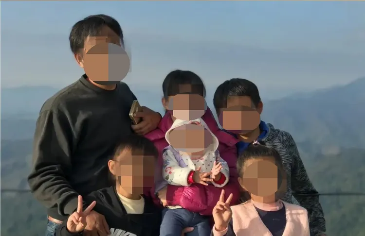 一家六口多年前到墾丁旅遊，畫面幸福洋溢。翻攝陳妻臉書