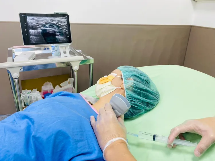 麻醉科醫師吳明政為進行骨折固定手術的病患進行神經阻斷術 。(模擬畫面，病患非當事人) 博田提供