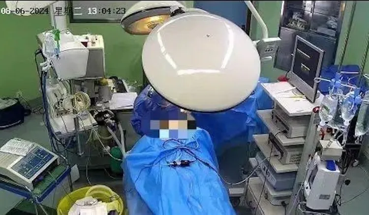 醫院內部人士爆料，麻醉醫師曾經擅自離開手術室，醫院才提供當時的監視器畫面。翻攝微博/湯小妹妹事件