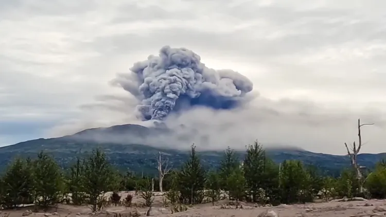 堪察加半島的舍維留奇火山噴發的火山灰直衝5公里高的天際。美聯社
