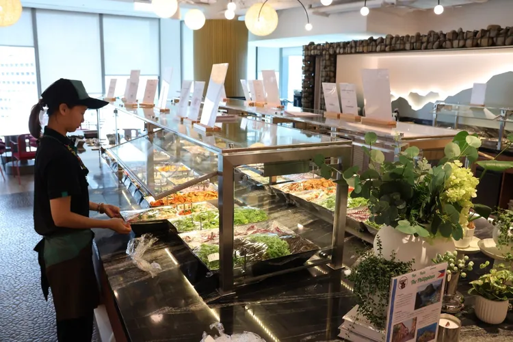 自助餐區還分為輕食與熟食不同區域提供給不同需求的員工選擇。莊宗達攝