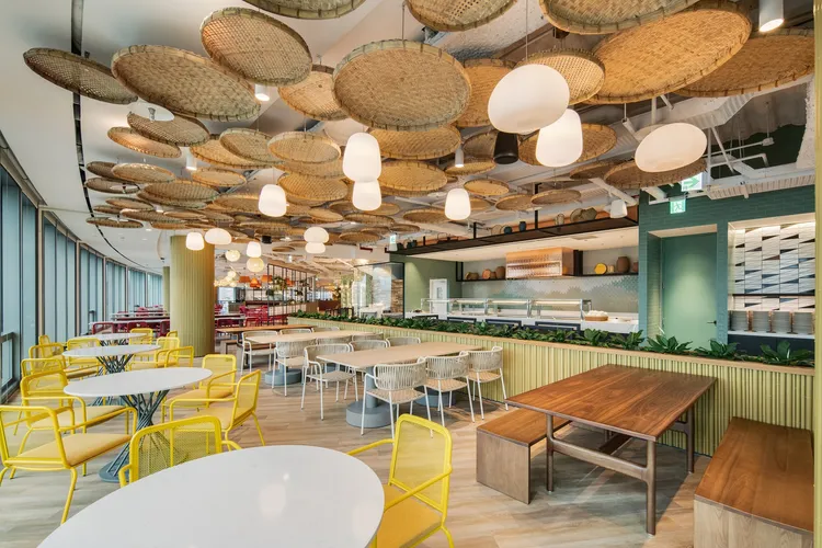 Google的自助餐區大到要用椅子顏色來區分所在區域。Google 提供。