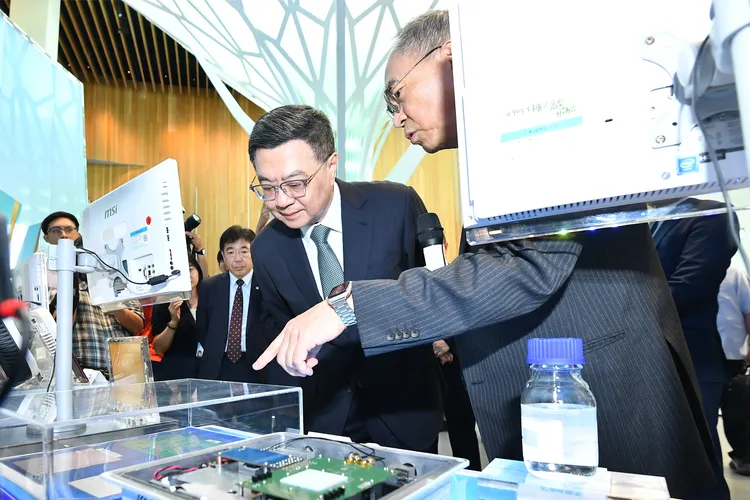 卓揆視察工研院,了解最新研發成果。工研院提供