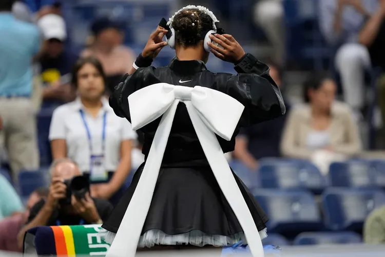 大坂直美的外套上有具大蝴蝶結。美聯社