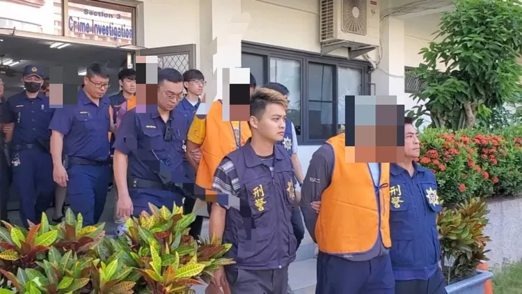 警方將鬧事的5人帶回，詢後依法送辦。民眾提供