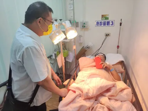 屏東惡男酒後討債連警察都打！　磅秤打爆警頭濺血送醫　逮5人送辦