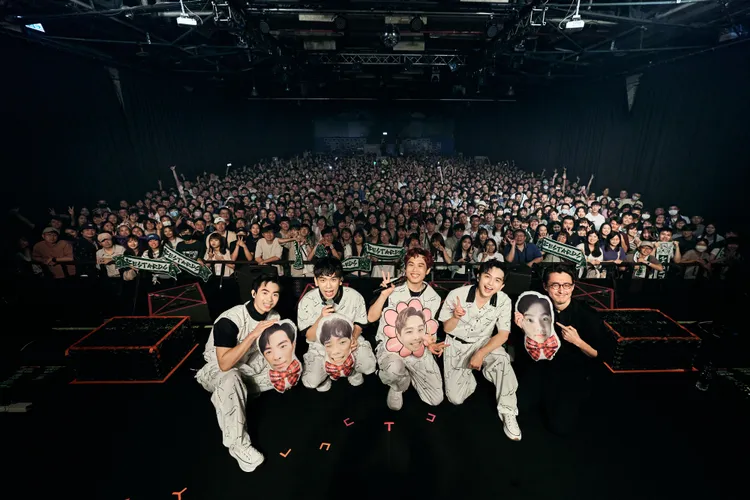 雞丁還精心訂製了專屬團員頭像的抱枕作為賀禮。何樂音樂提供