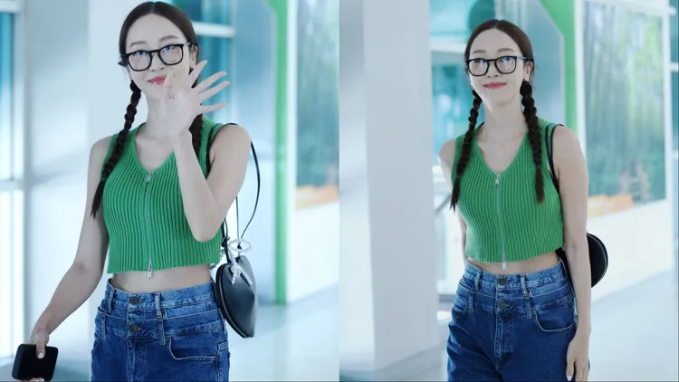 Jessica換上SANDRO假兩件牛仔褲，並俏皮綁起雙麻花辮還用愛心包包點綴。翻攝golden_jess418 IG