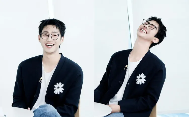 安孝燮穿著SANDRO深藍色花朵圖騰針織開襟衫。翻攝paularis950417 IG