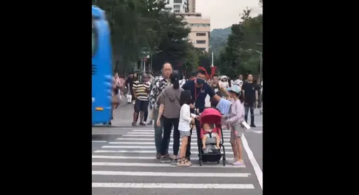 过马路爆冲突!不满女儿被撞伤手臂 妇当街呛男怒告伤害