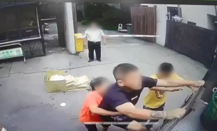 民眾衝上回收車打傷隊員。民眾提供