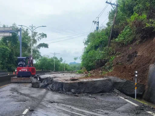 大雨狂下台南龍崎24時雨量破200毫米 「自摔彎」182線擋土牆應聲倒塌