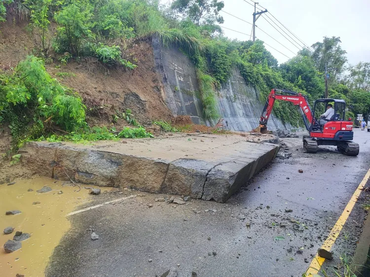 南市府工務局緊急派機具排除障礙並搶修。民眾提供