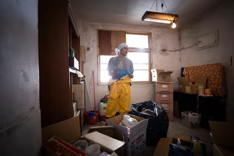 鳳小岳為了演出第一次跟著實際職人到事故遺居進行現場清潔工作 。果陀娛樂提供