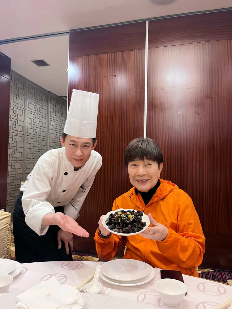 國宴主廚阿滿師用美食收買天王謝雷。欣代唱片提供