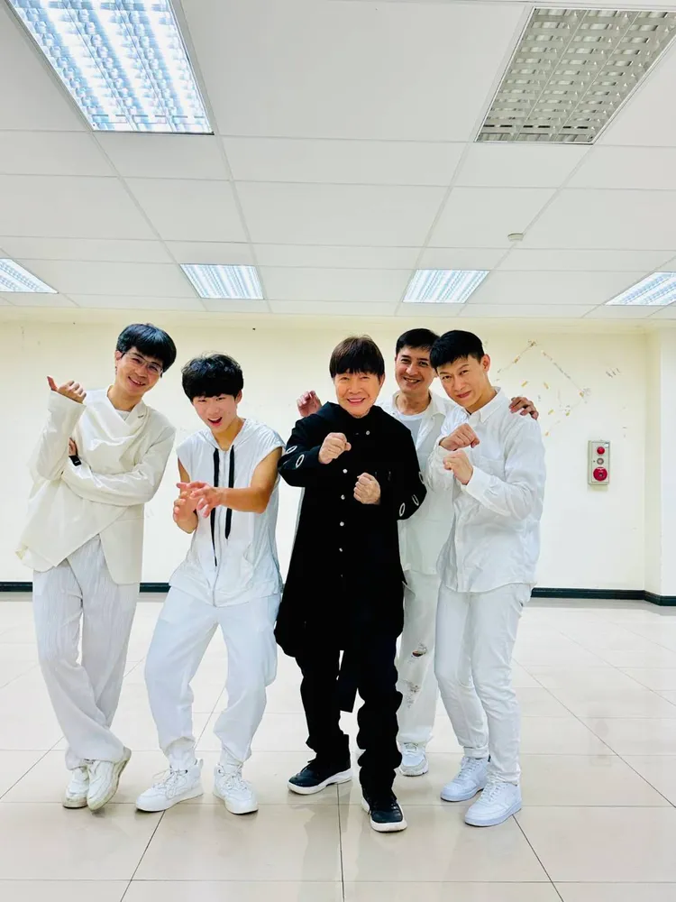 謝雷新專輯《再現酒國英雄》再見子弟兵。欣代唱片提供