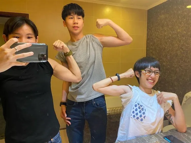 戴資穎和林郁婷比手臂肌肉。  翻攝戴資穎IG