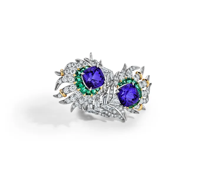 Tiffany Céleste孔雀華翎系列鉑金與18K黃金鑲嵌兩顆逾11克拉的坦桑石、鑽石和綠色碧璽戒指。品牌提供