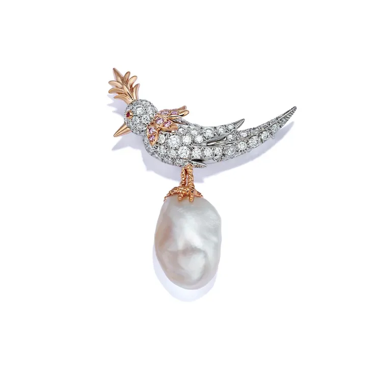 Jean Schlumberger by Tiffany高級珠寶系列珍珠石上鳥，鉑金與18K玫瑰金鑲嵌一顆逾23克拉巴洛克天然海水珍珠，粉鑽，紅寶石及鑽石。品牌提供