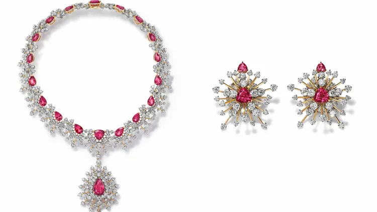 Tiffany Céleste華光萬丈系列鉑金與18K黃金鑲嵌逾48克拉紅色尖晶石及逾4克拉的粉色尖晶石、鑽石項鍊（左圖）、鉑金與18K黃金鑲紅色與粉紅色尖晶石及鑽石耳環（右圖）。品牌提供