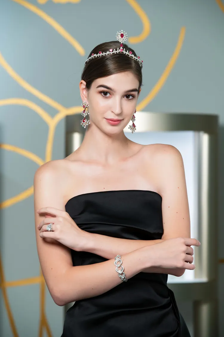 模特兒演繹Tiffany Céleste蒼穹萬象華光萬丈系列，該冠冕自項鍊轉換而來，耳環能變為短版佩戴。品牌提供